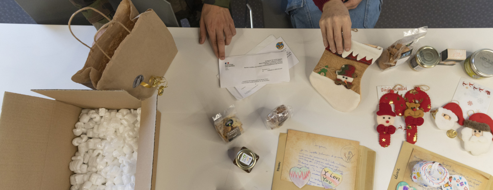 Courriers et colis préparés pour des militaires en OPEX, photo d'illustration