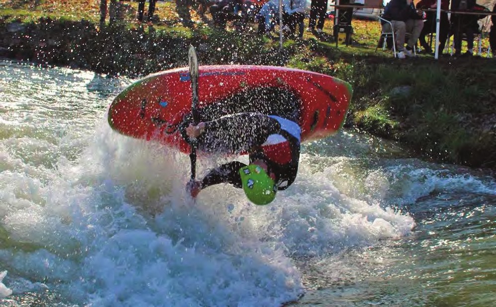 Manyh Hammacha lors des sélections nationales de kayak freestyle