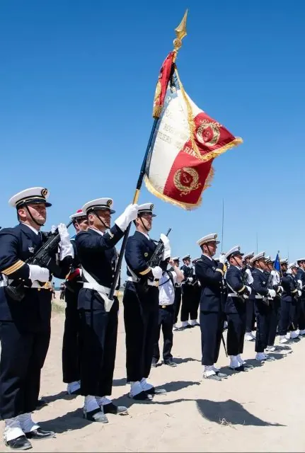 Marins et drapeau de la Marine nationale en cérémonie, photo d'illustration