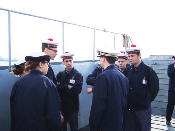 Stagiaires de la PMM Amiral Aube en formation, archives Cols bleus numéro 3047