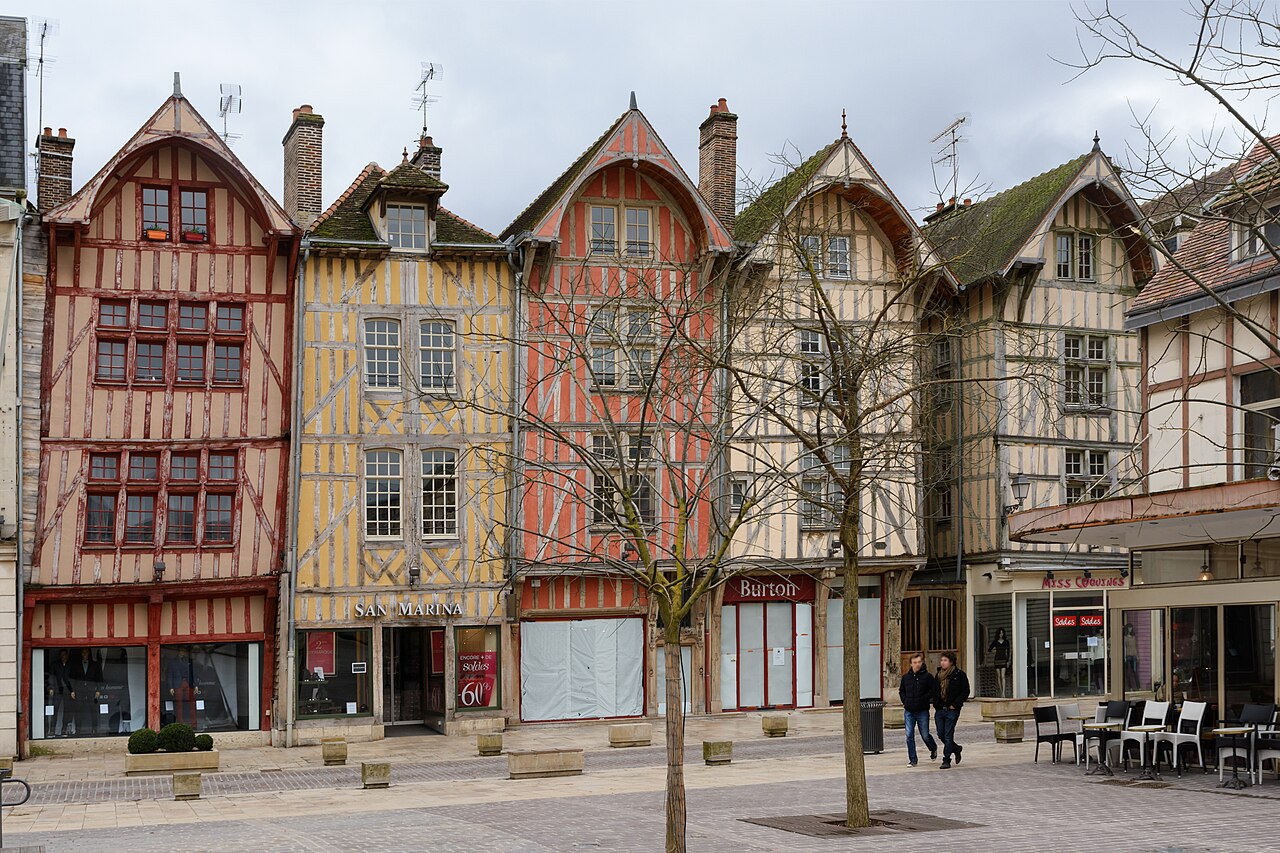 Maisons à pans de bois du centre-ville de Troyes, illustration et non photographie de la cérémonie du 13 juillet