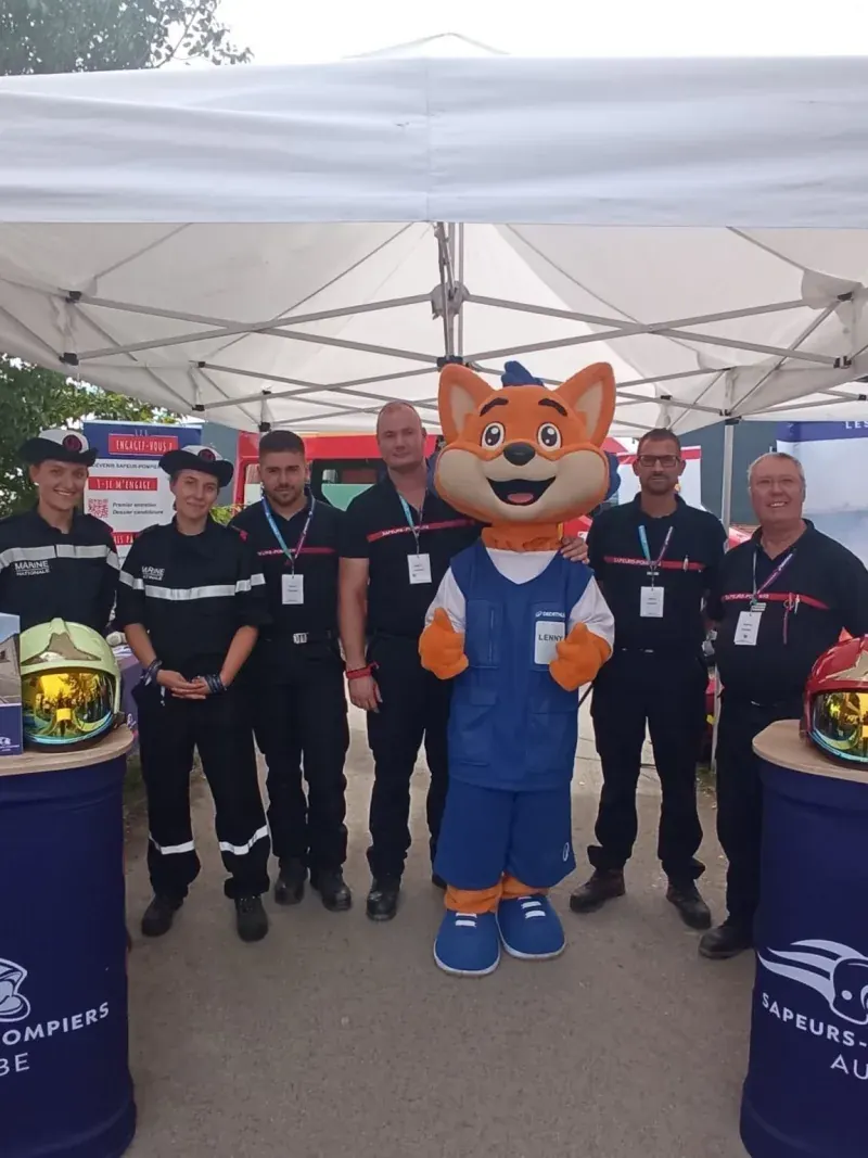 Deux représentants de la Marine avec les sapeurs-pompiers et la mascotte de Decathlon au Vitalsport de Troyes-Lavau